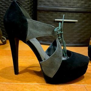 Black and gray cut-out side, platform pump.